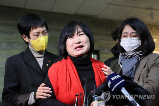 27일 오후 국회에서 열린 '용산 이태원 참사 진상 규명과 재발 방지를 위한 국정조사 특별위원회'가 정회된 뒤 배우 고(故) 이지한씨 모친 조미은씨가 이상민 행정안전부 장관과 나눈 대화를 취재진에게 밝히고 있다. <연합뉴스>